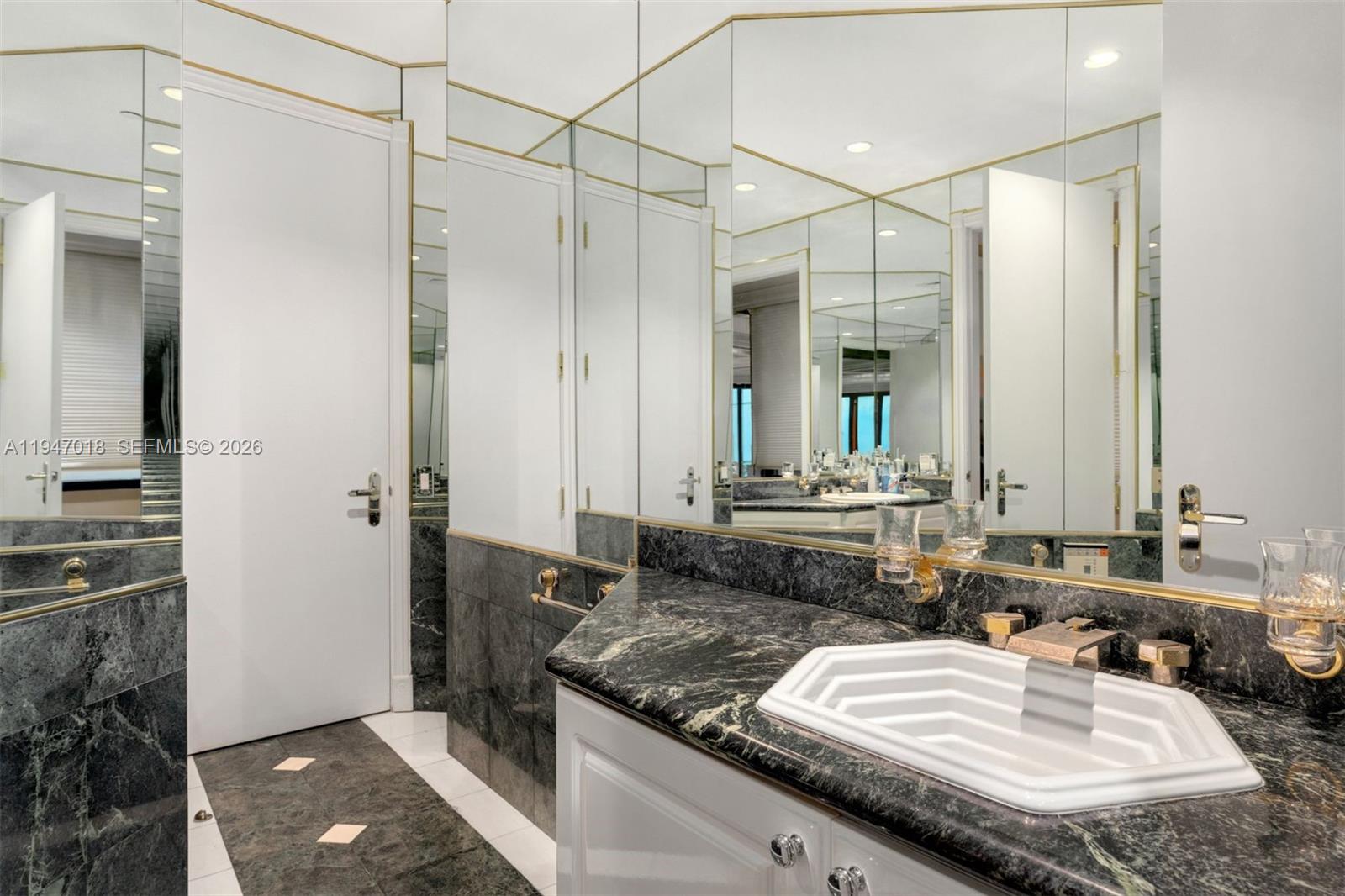 5225 Collins Ave Unit: PH8