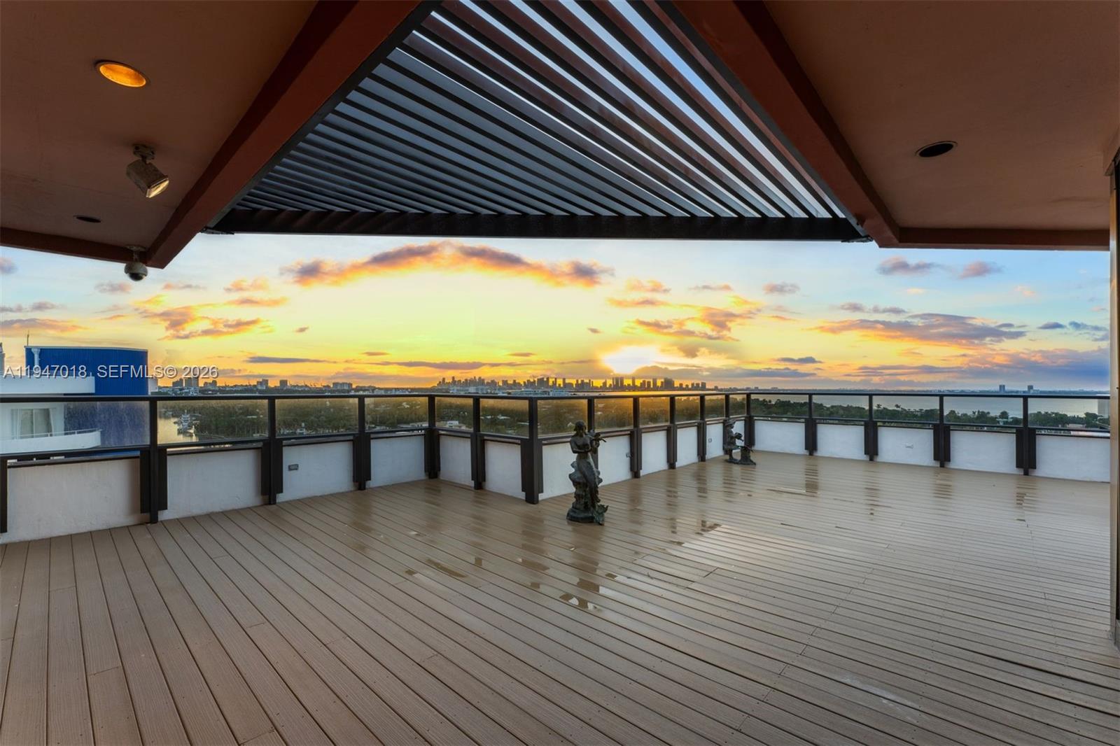 5225 Collins Ave Unit: PH8