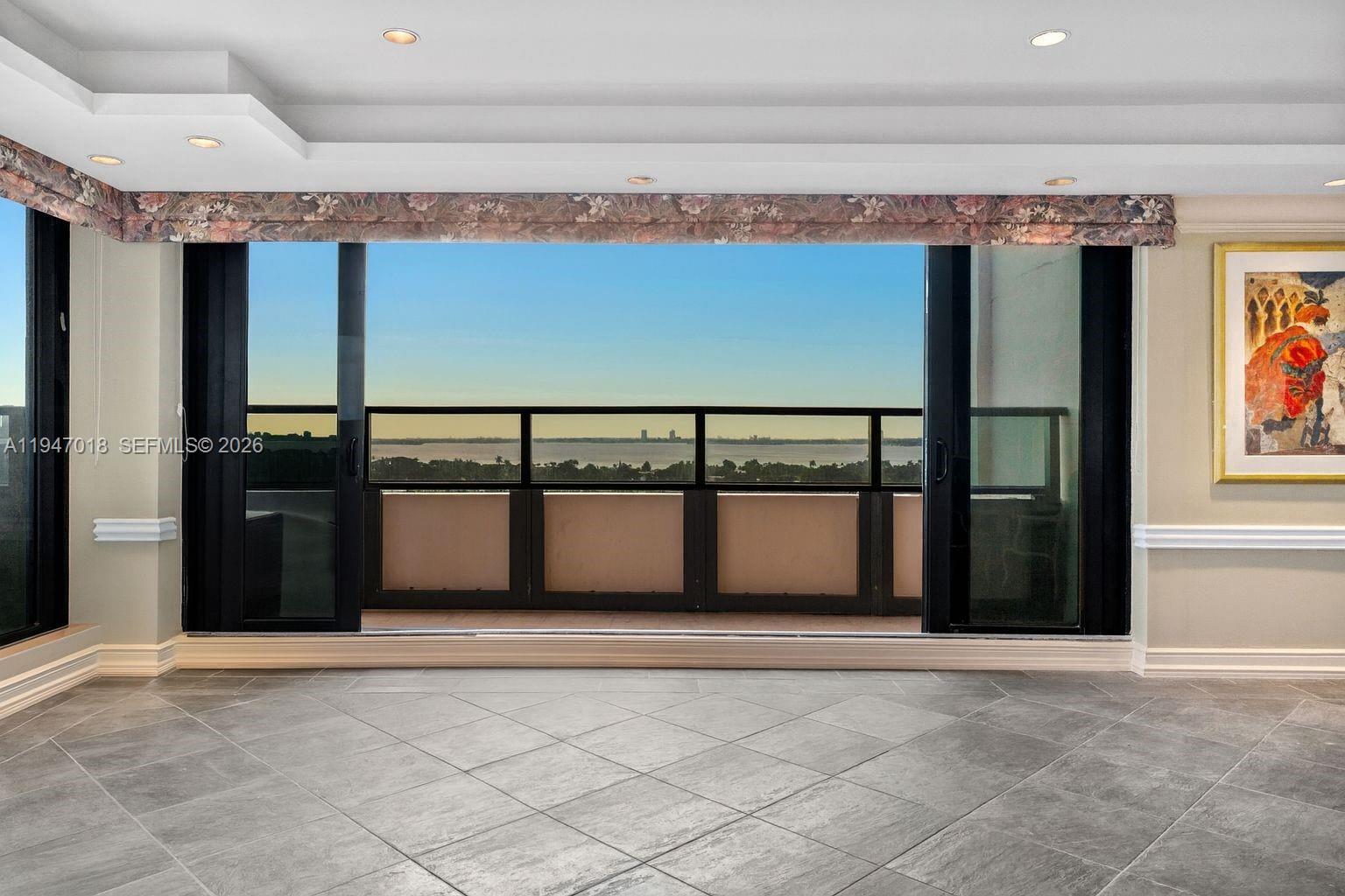 5225 Collins Ave Unit: PH8