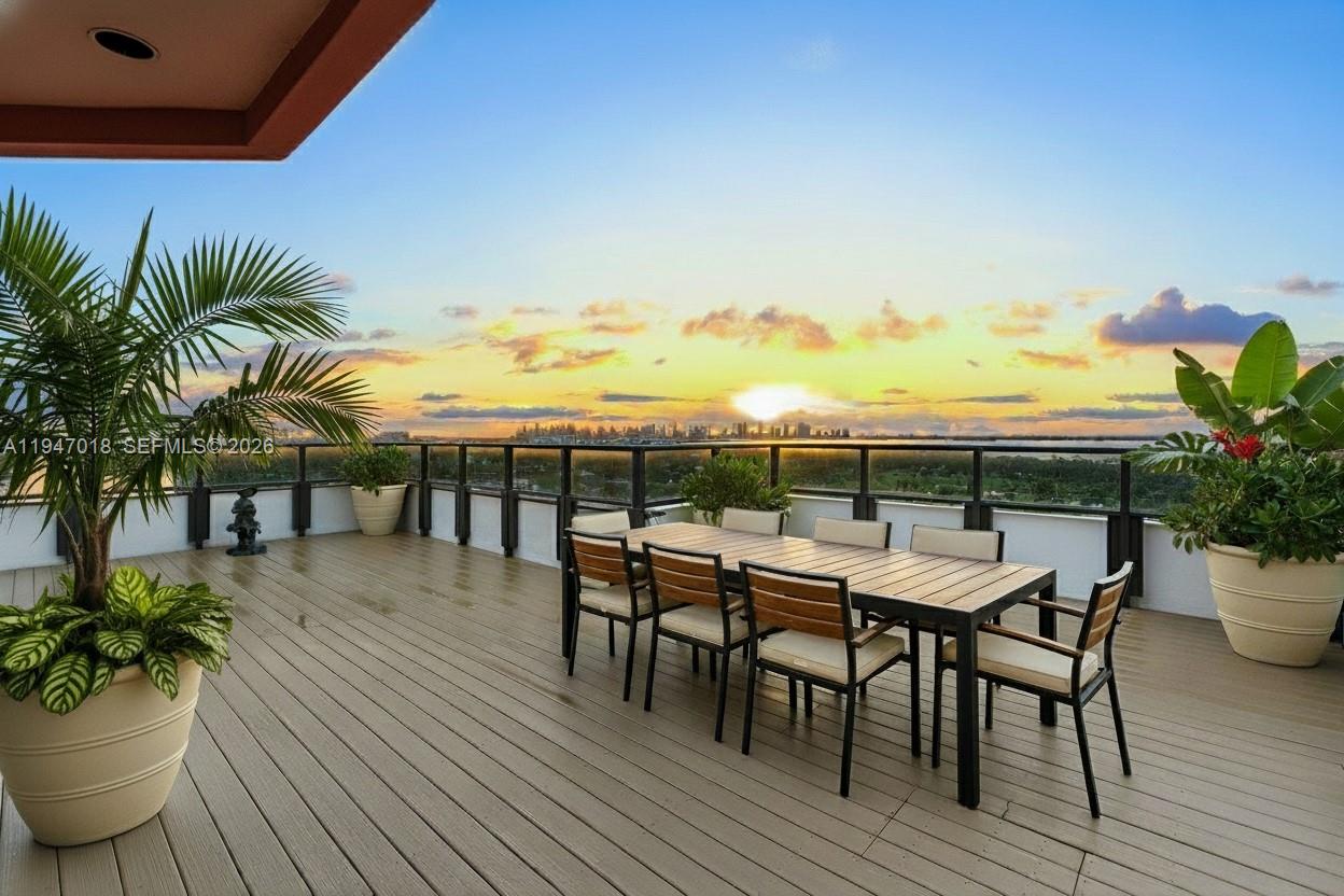 5225 Collins Ave Unit: PH8