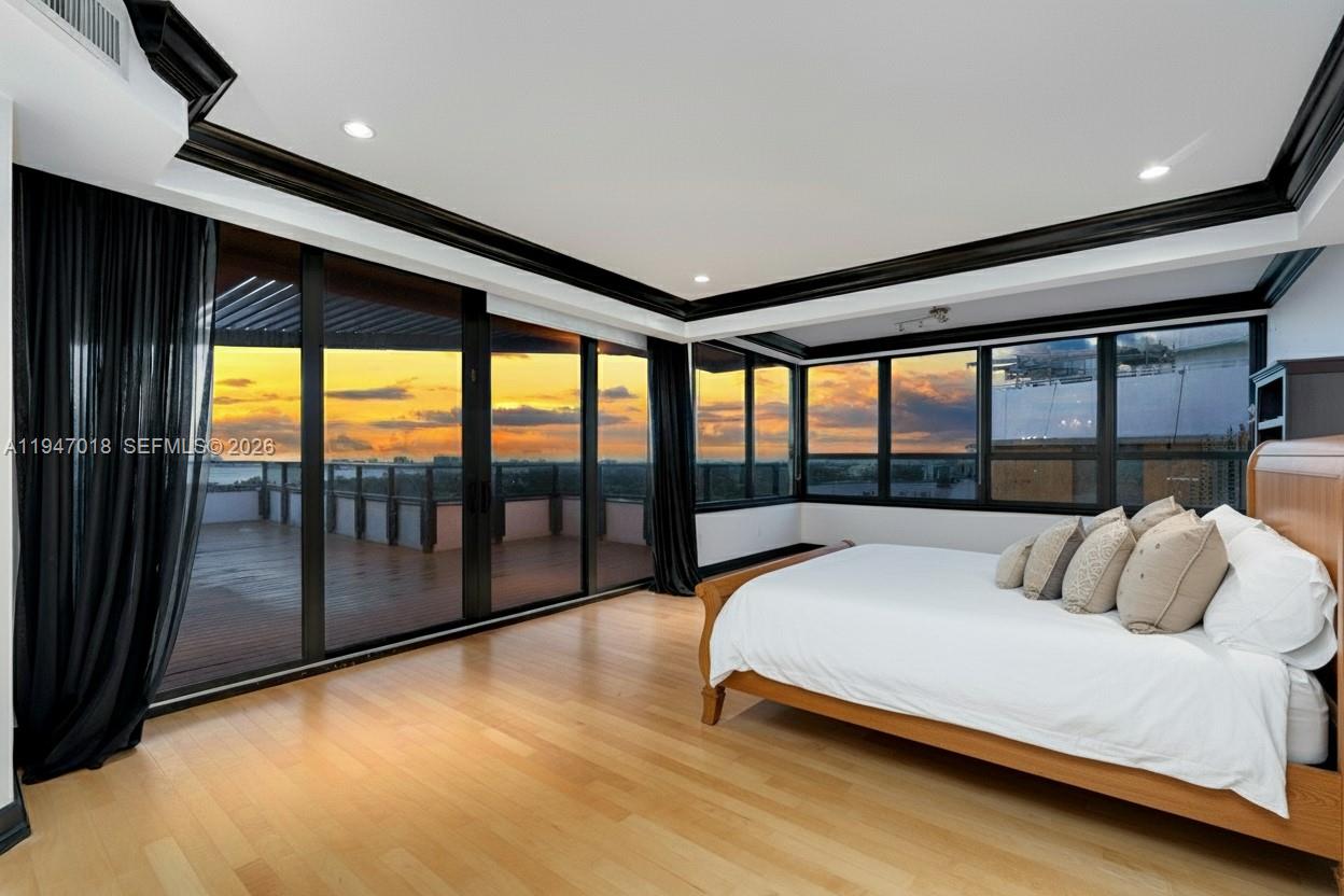 5225 Collins Ave Unit: PH8