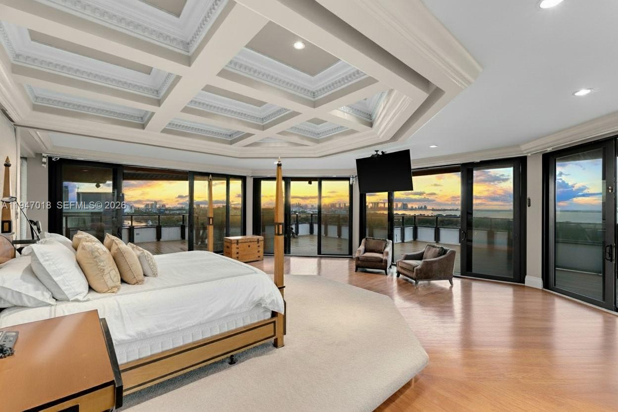 5225 Collins Ave Unit: PH8