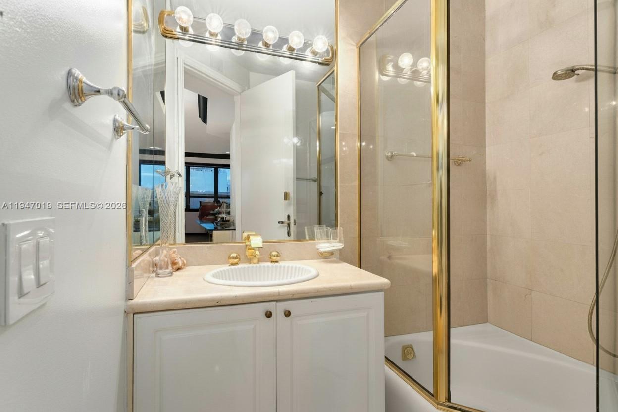 5225 Collins Ave Unit: PH8