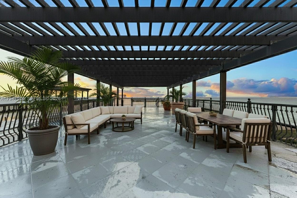 5225 Collins Ave Unit: PH8