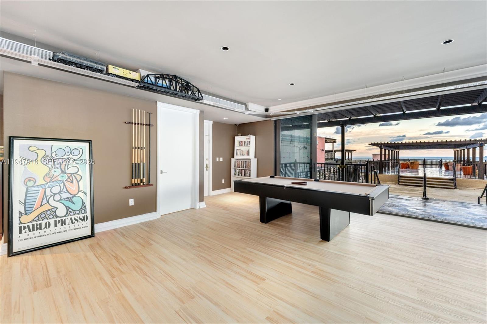 5225 Collins Ave Unit: PH8