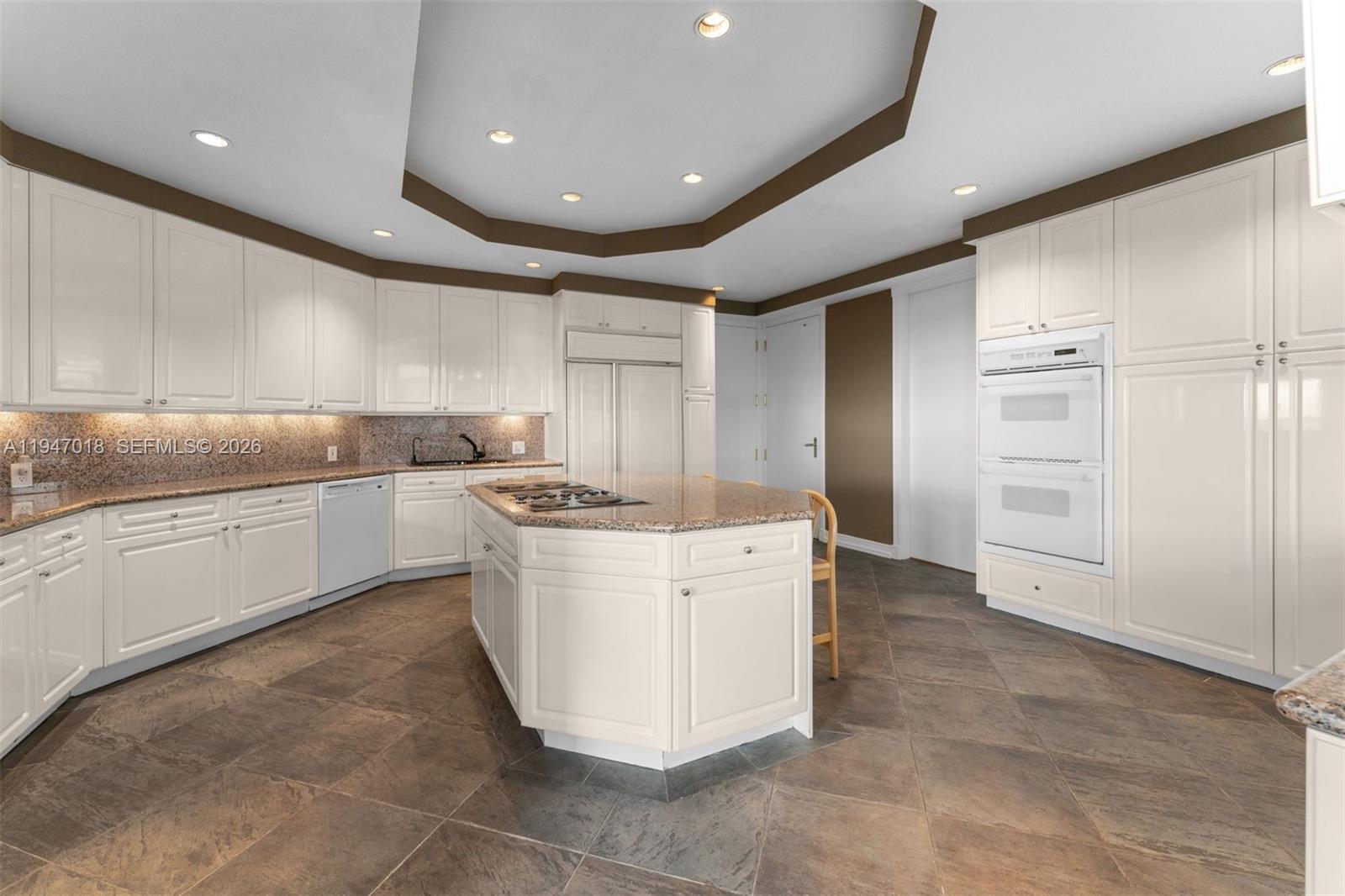 5225 Collins Ave Unit: PH8