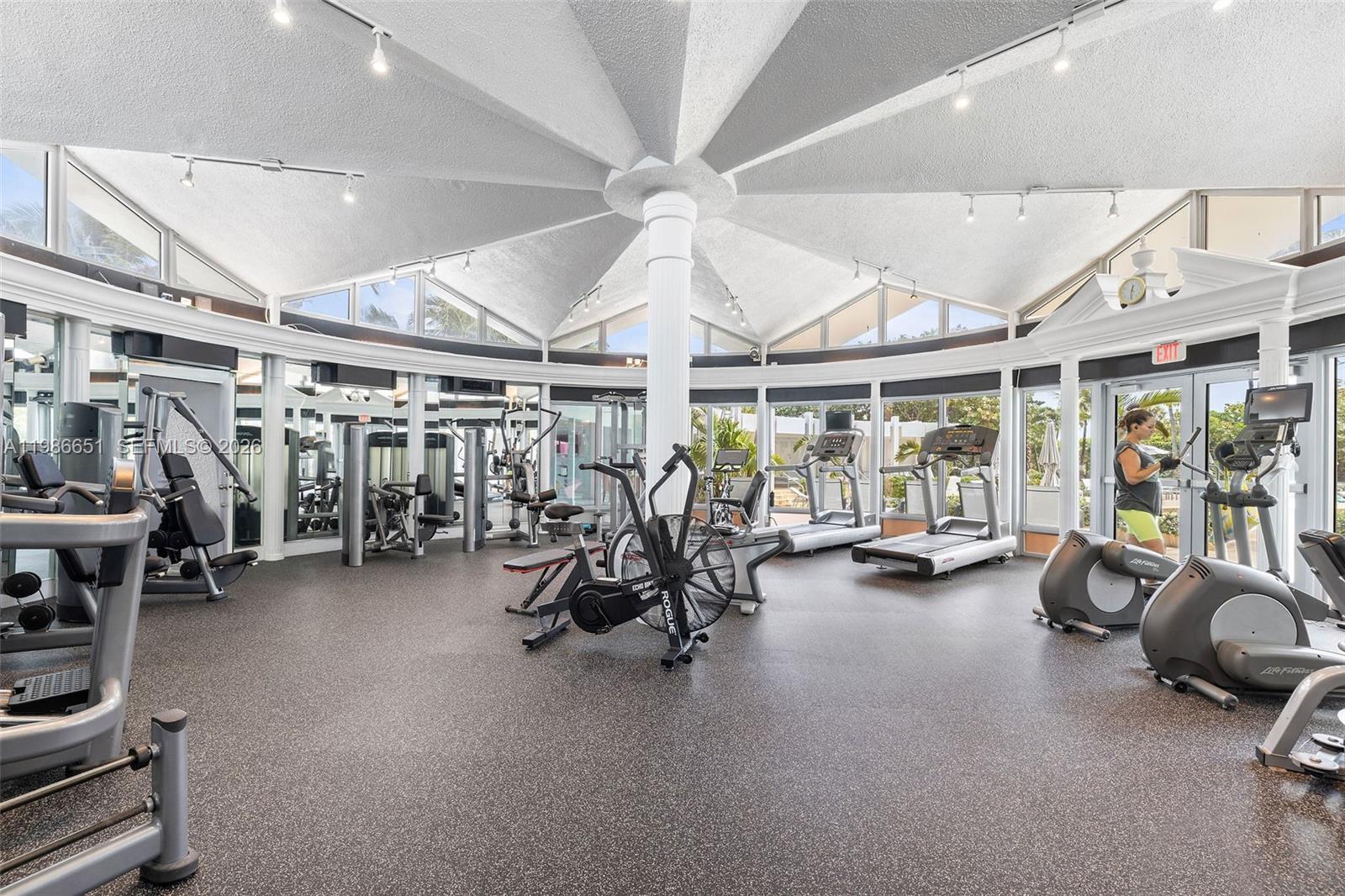 5055 Collins Ave # 5M