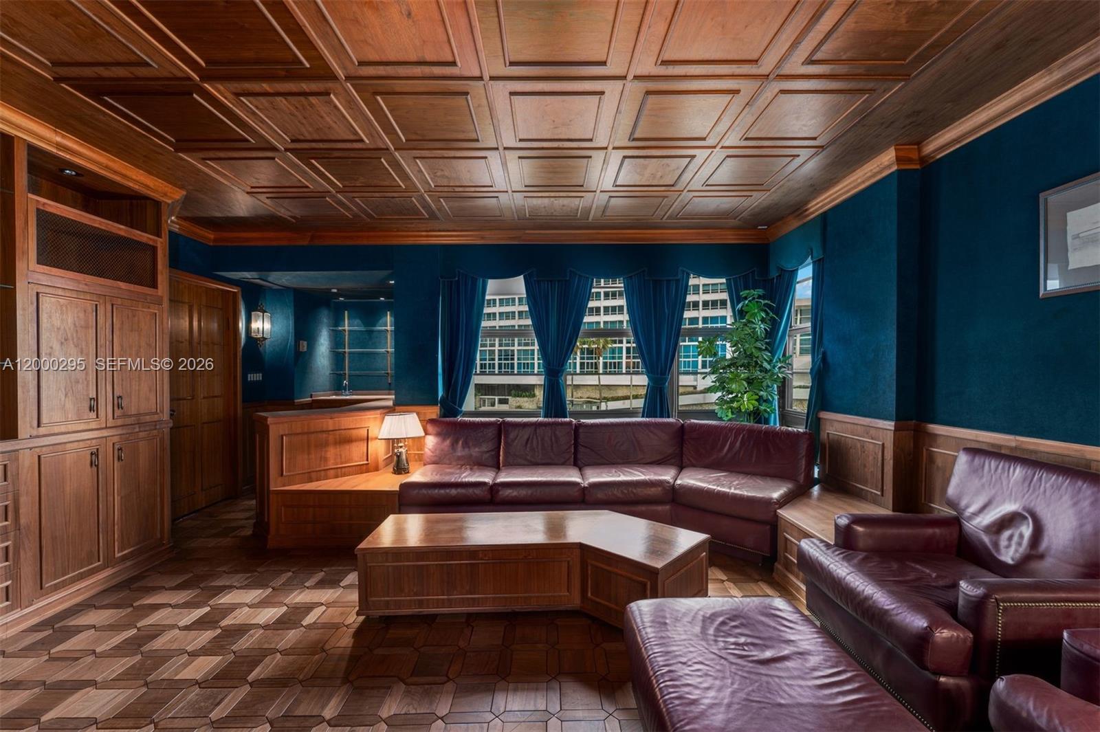 5500 Collins Ave # 304