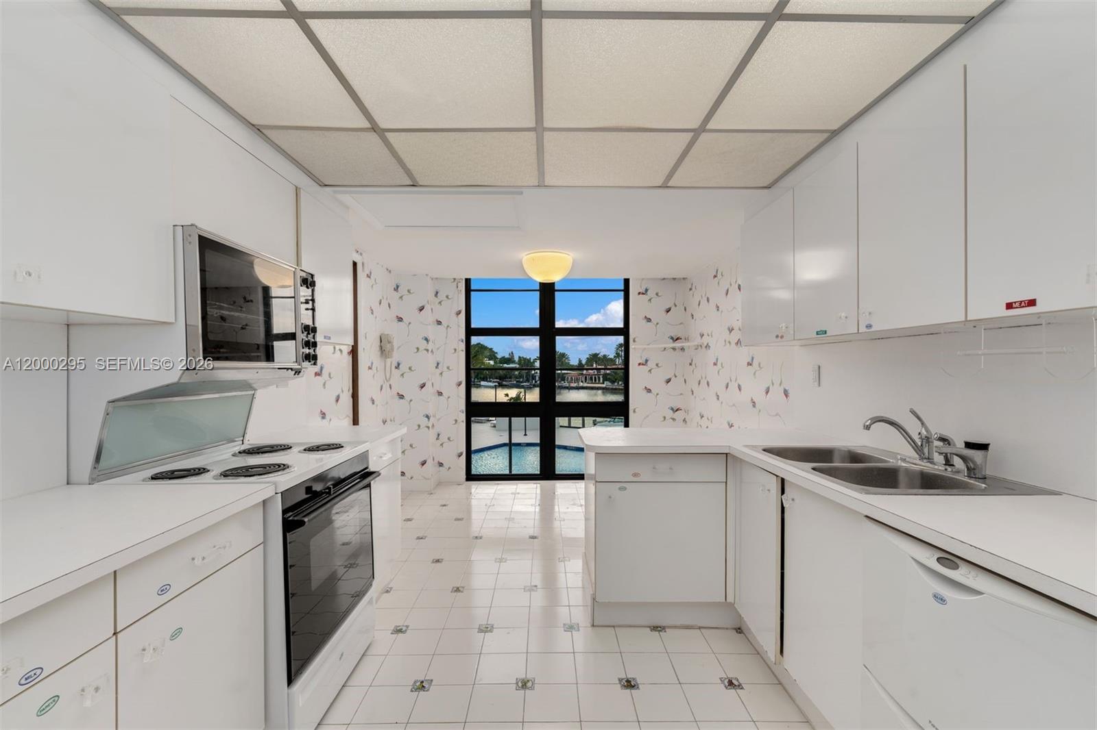 5500 Collins Ave # 304