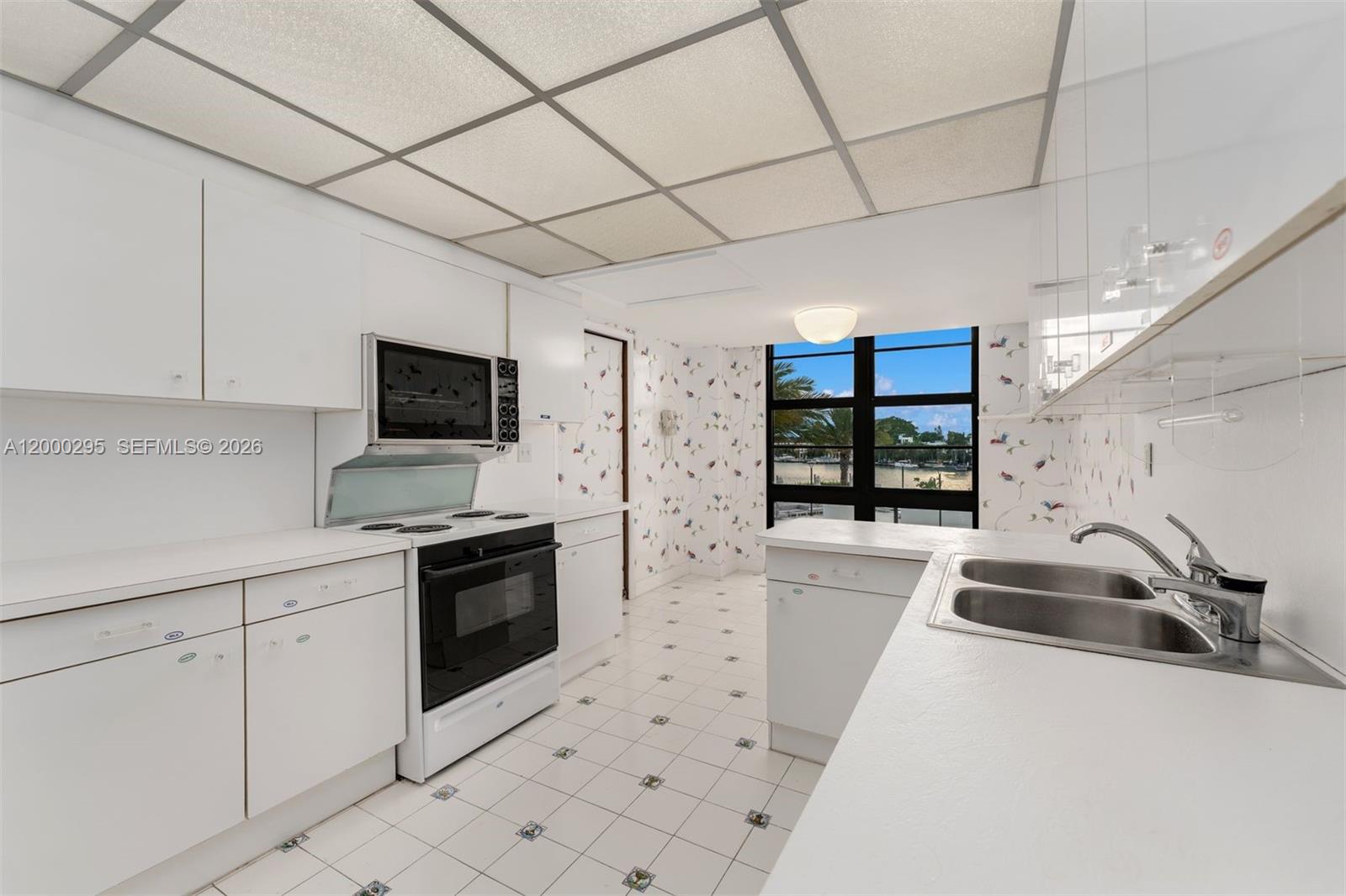 5500 Collins Ave # 304