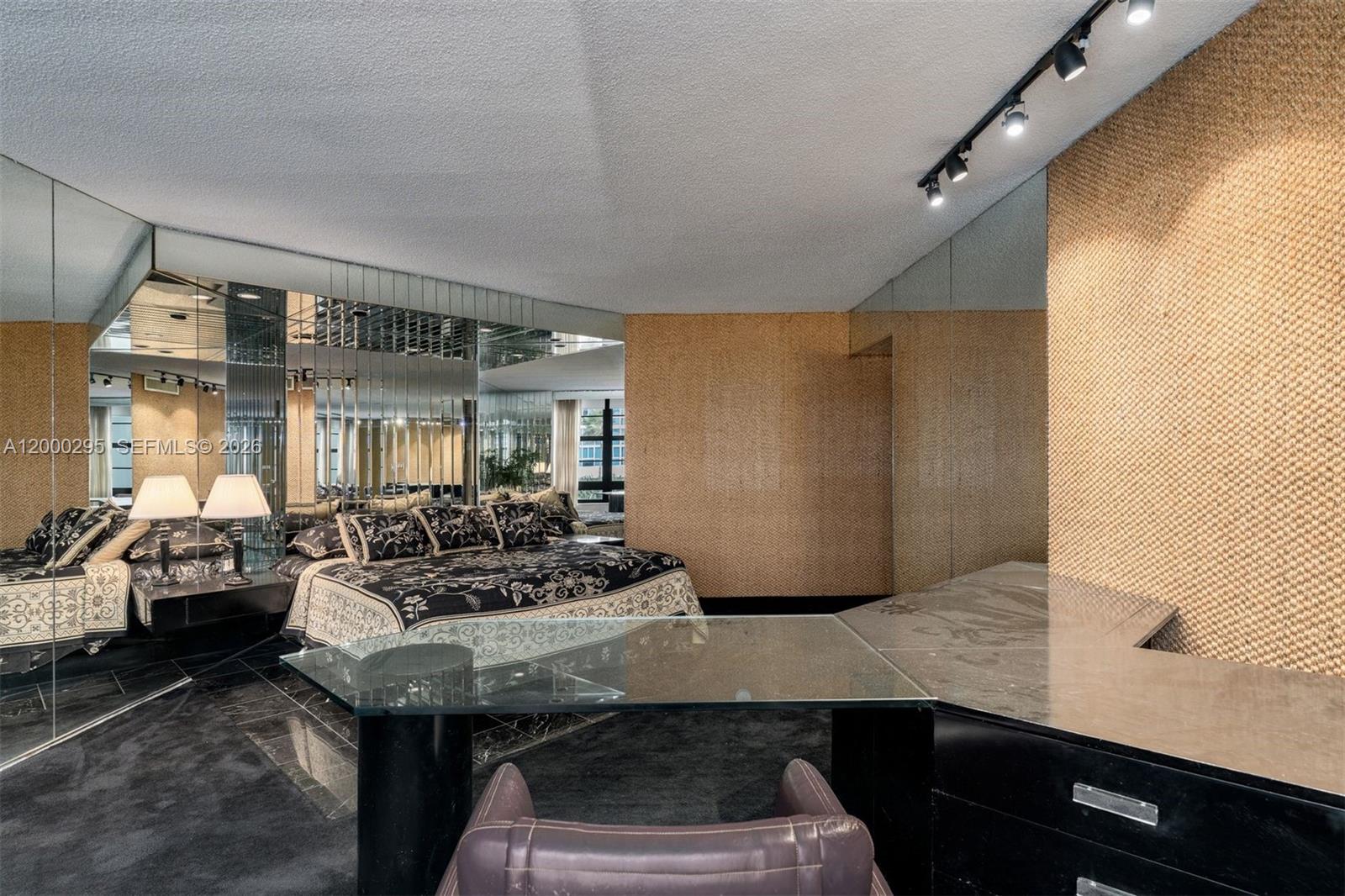 5500 Collins Ave # 304