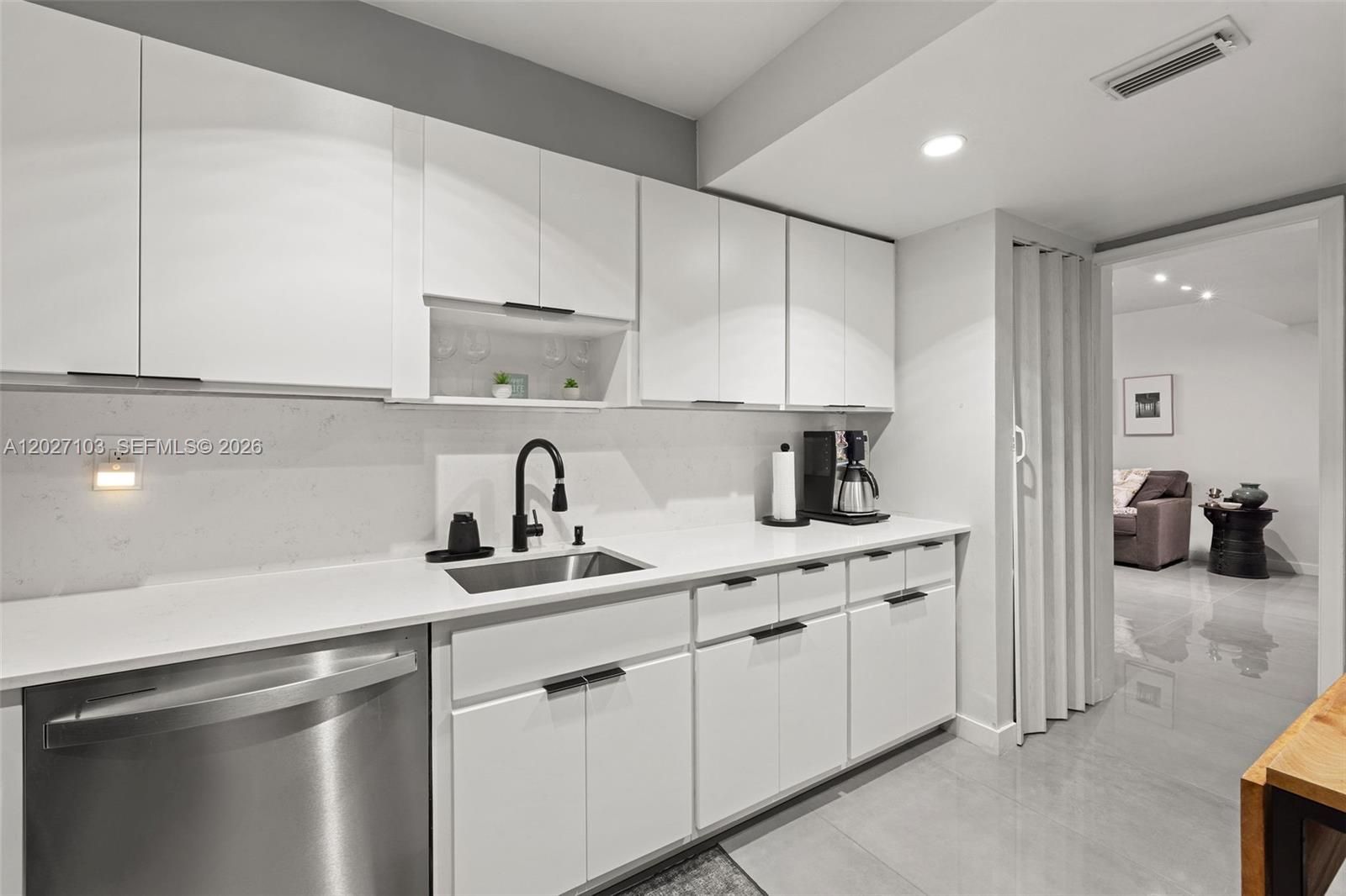 5001 Collins Ave # 1E