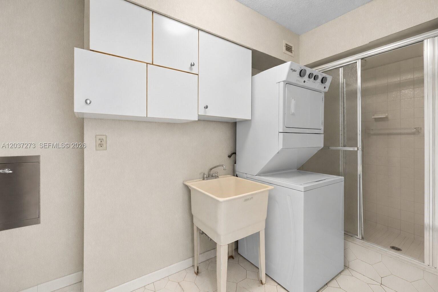 5500 Collins Ave # 1401