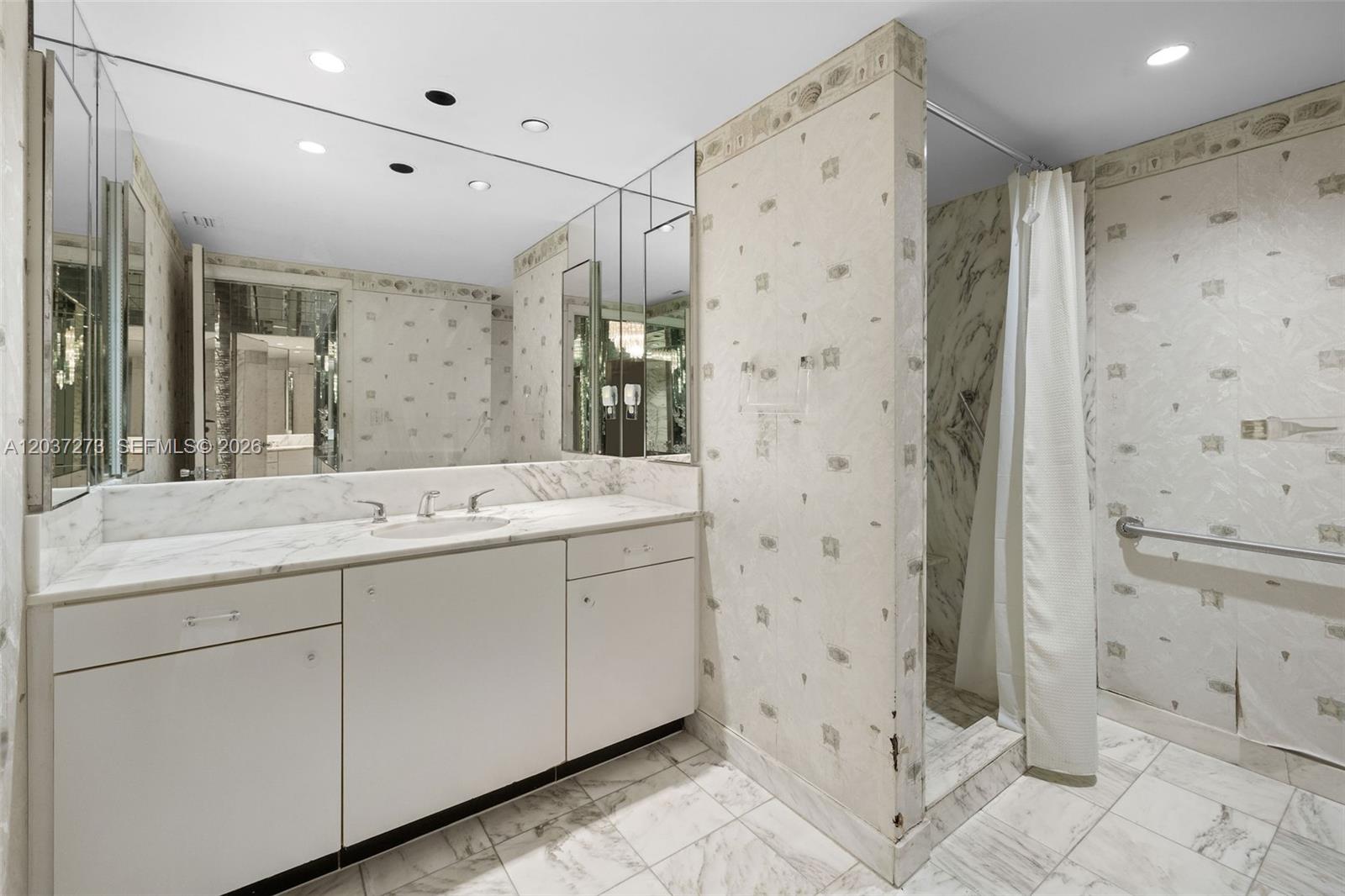 5500 Collins Ave # 1401