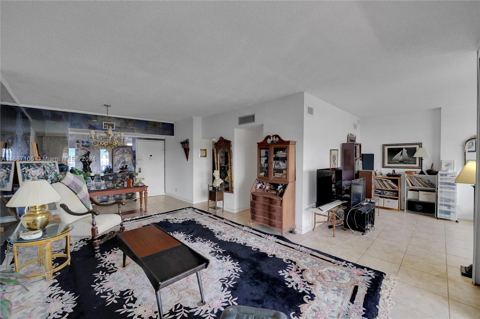 4350 Hillcrest Dr # 1018