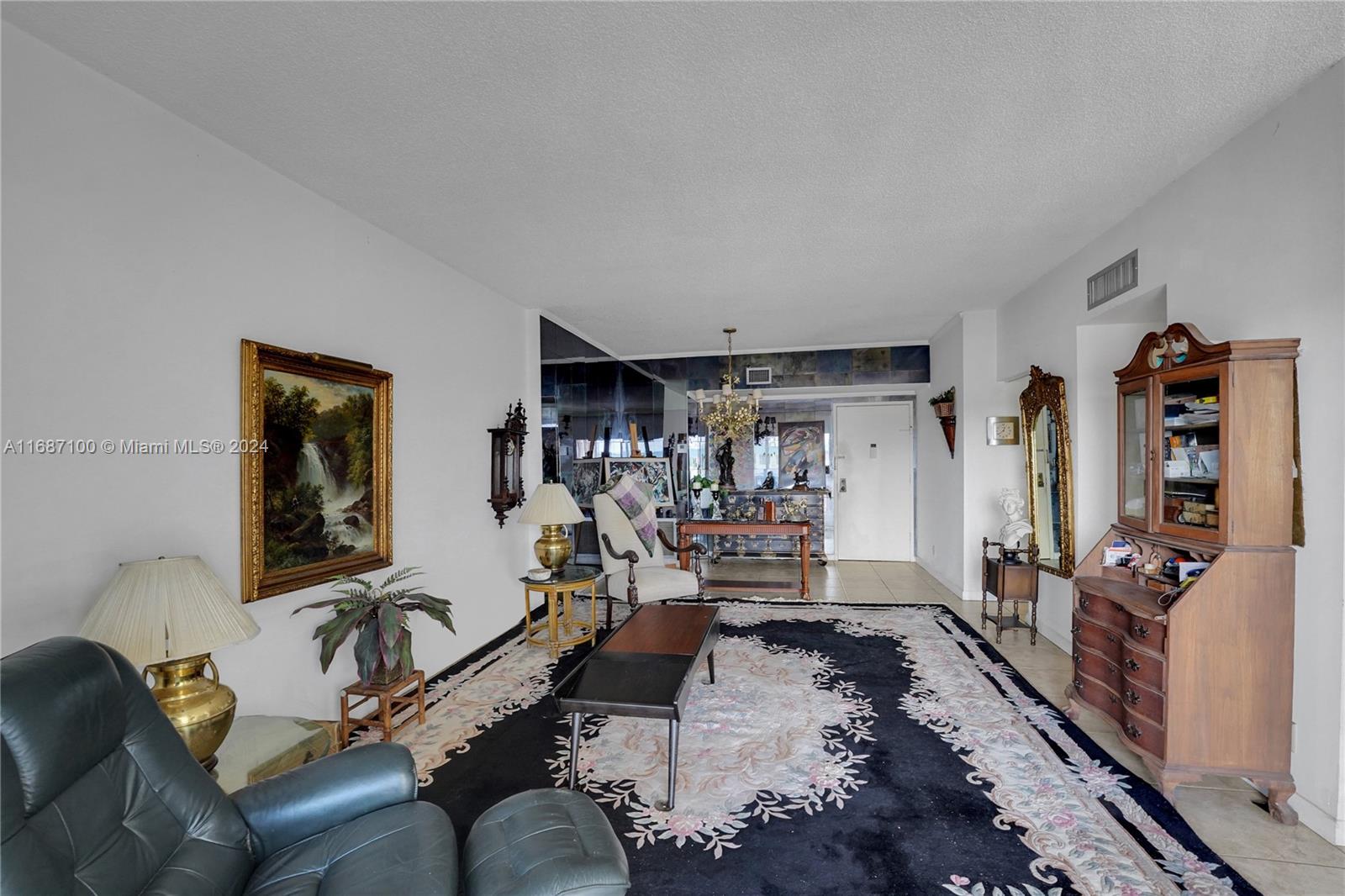 4350 Hillcrest Dr # 1018