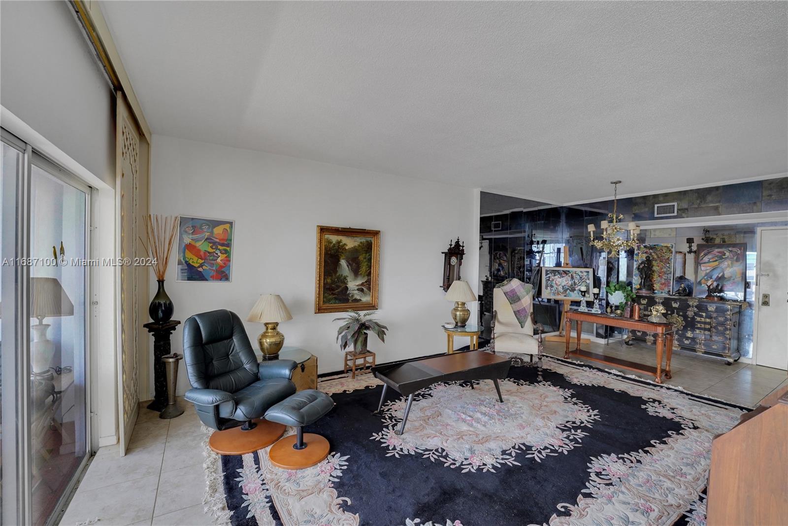 4350 Hillcrest Dr # 1018