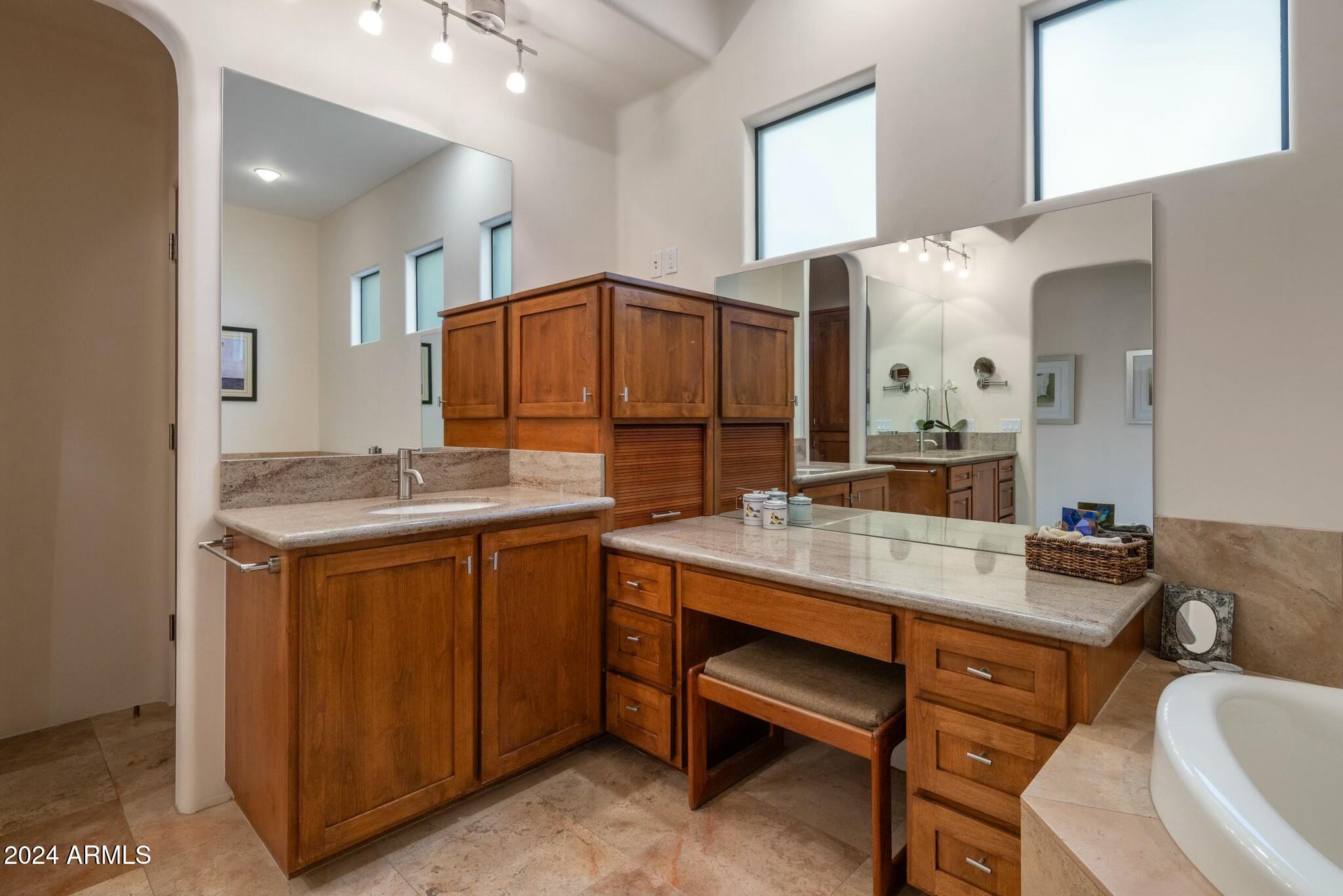 5622 E SUGARLOAF Trail