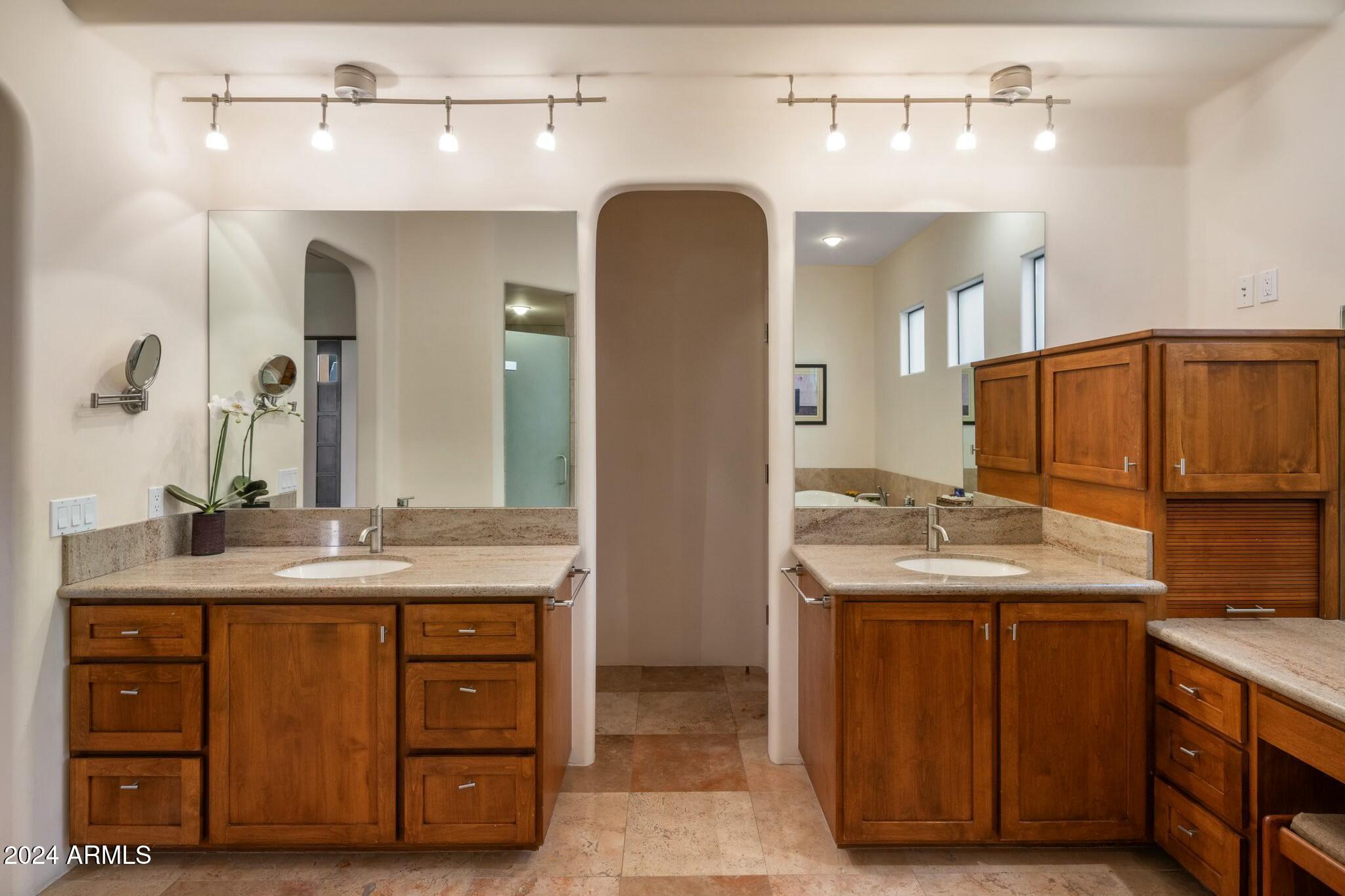 5622 E SUGARLOAF Trail