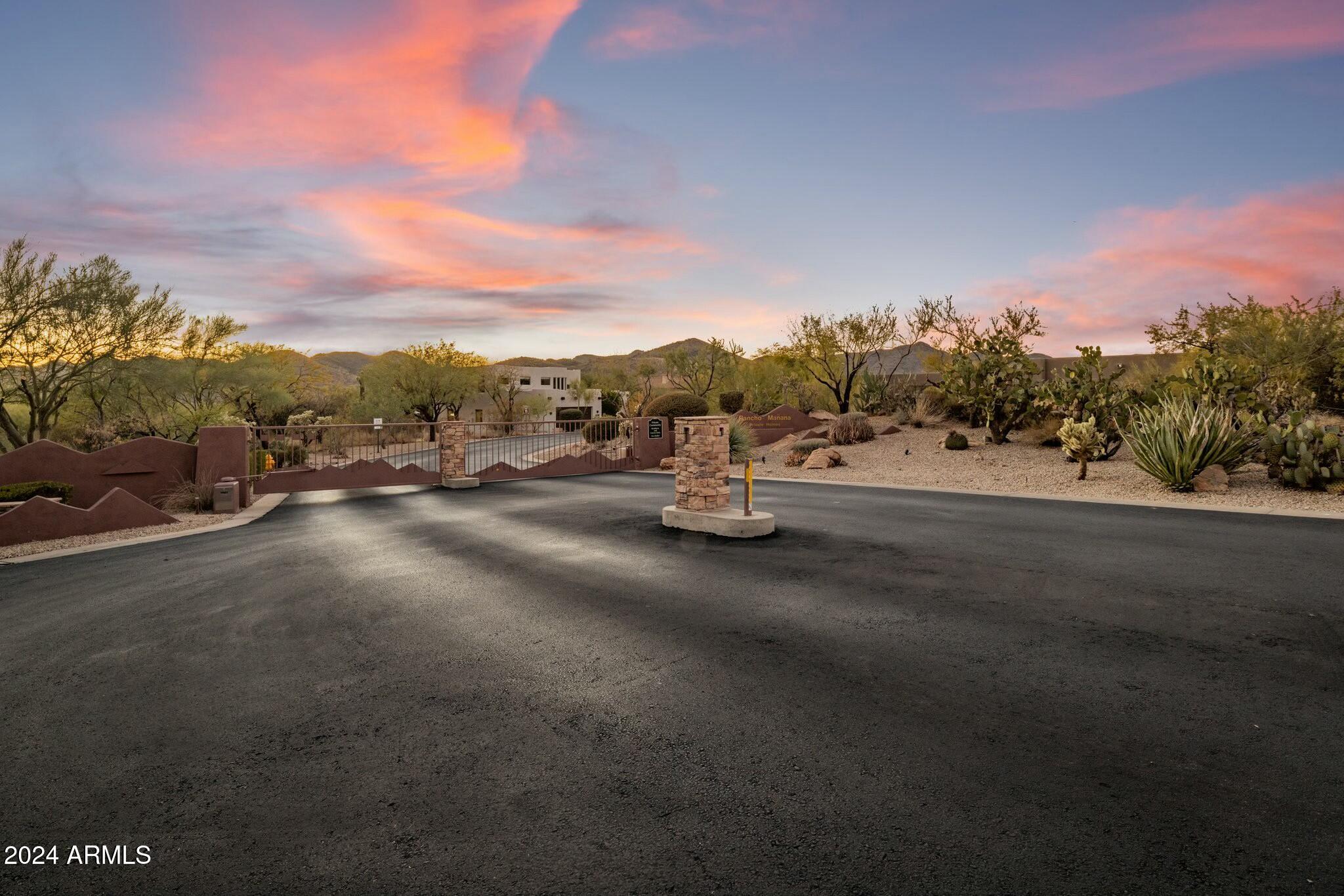 5622 E SUGARLOAF Trail