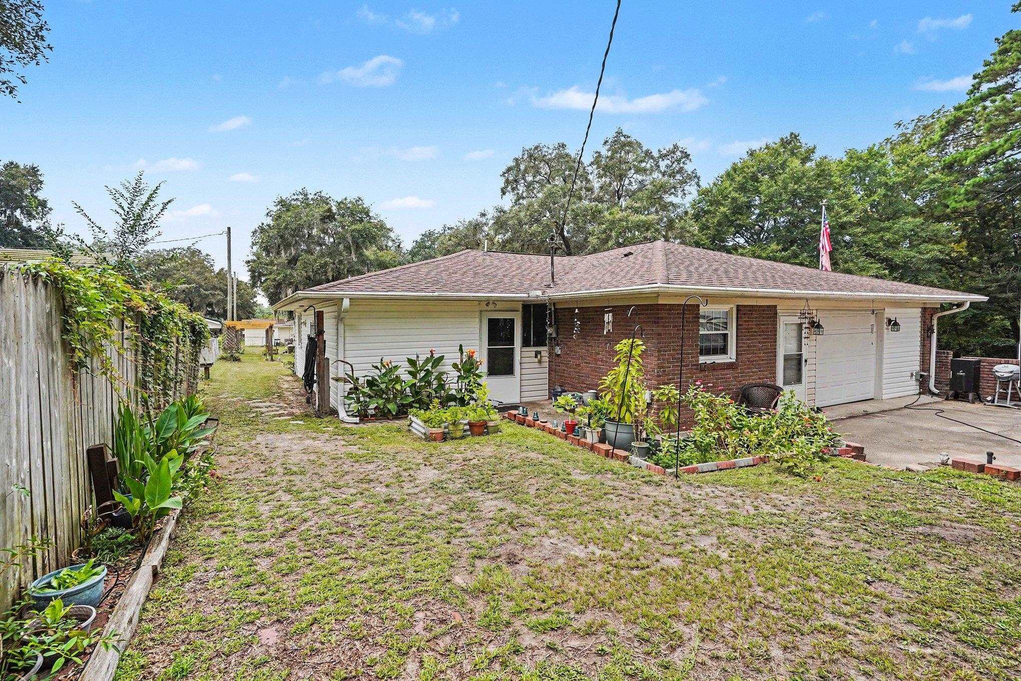 991 Small Ln.