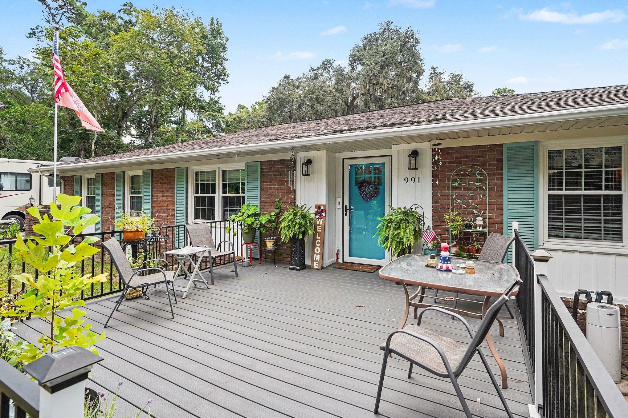 991 Small Ln.