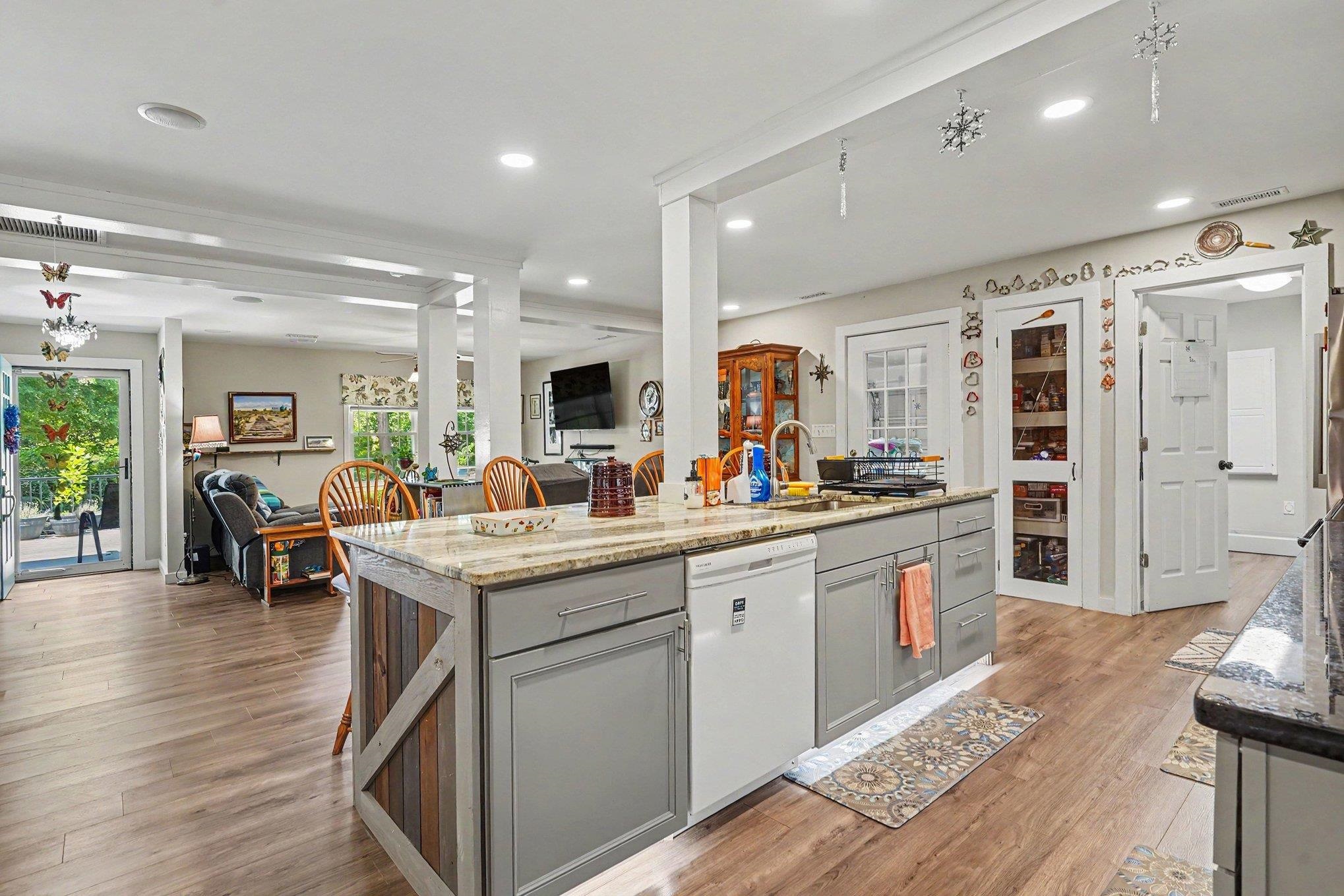 991 Small Ln.