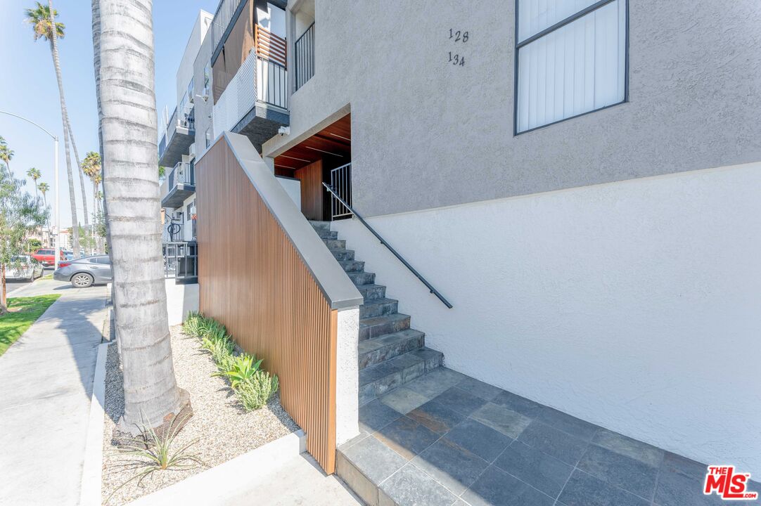 134 N Mariposa Ave Unit: 310