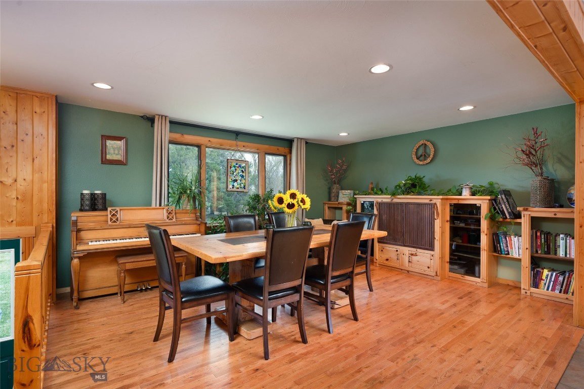 209 W Fagin Street