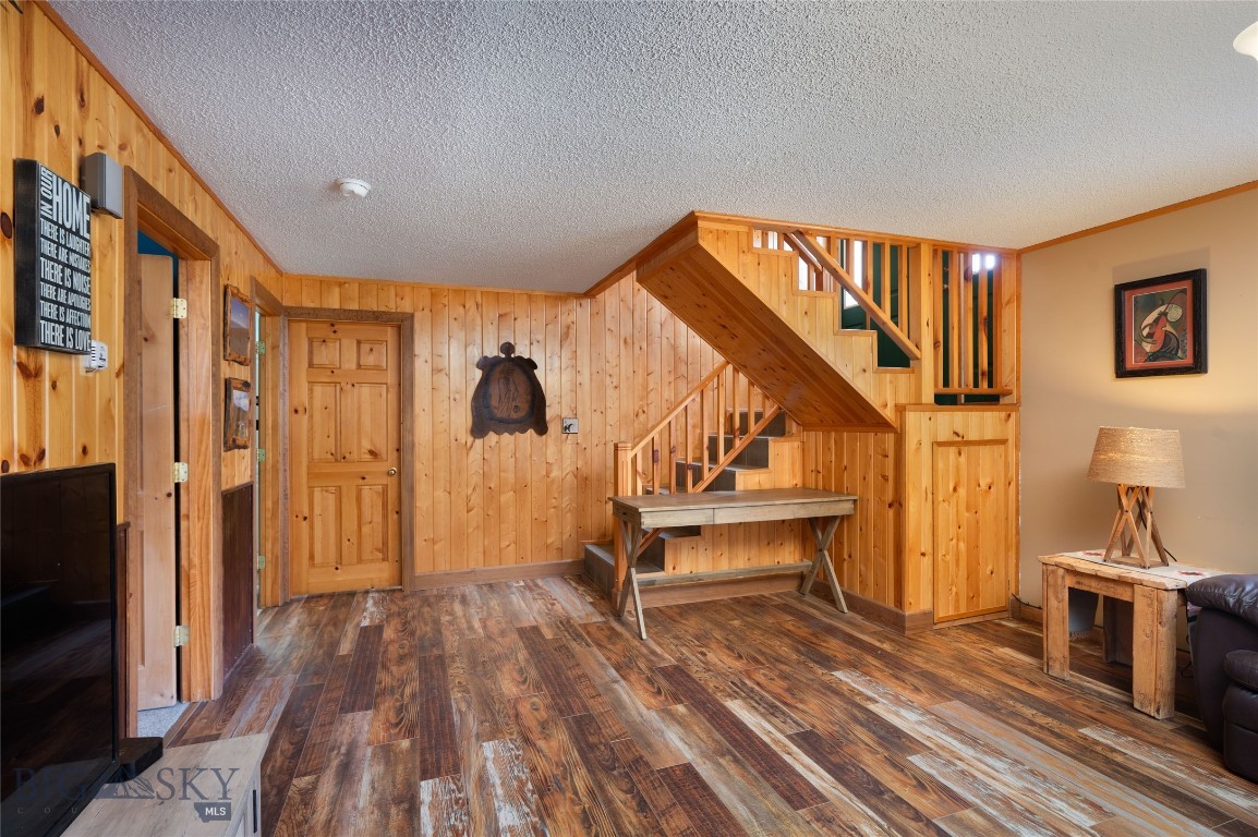 209 W Fagin Street