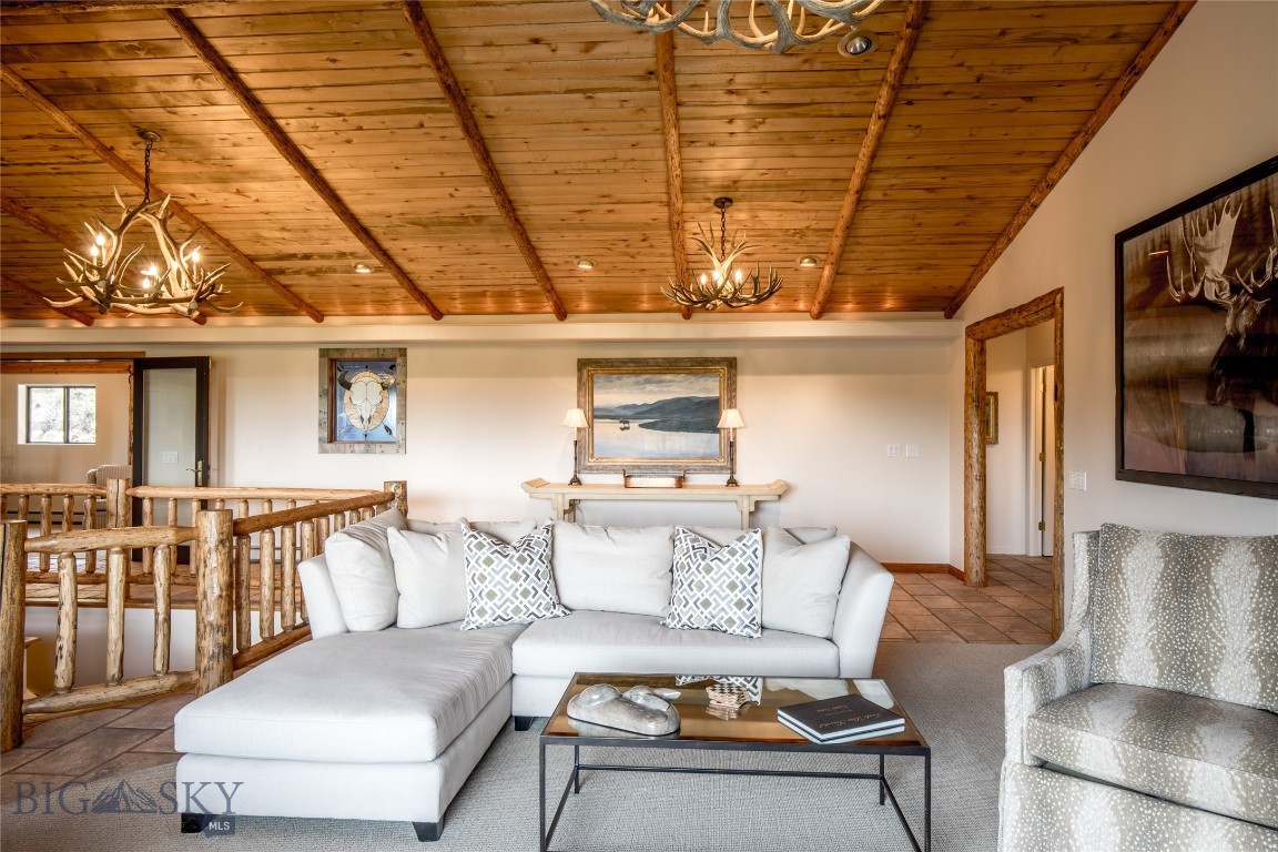 952 N Meadow Creek Rd