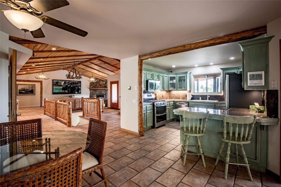 952 N Meadow Creek Rd