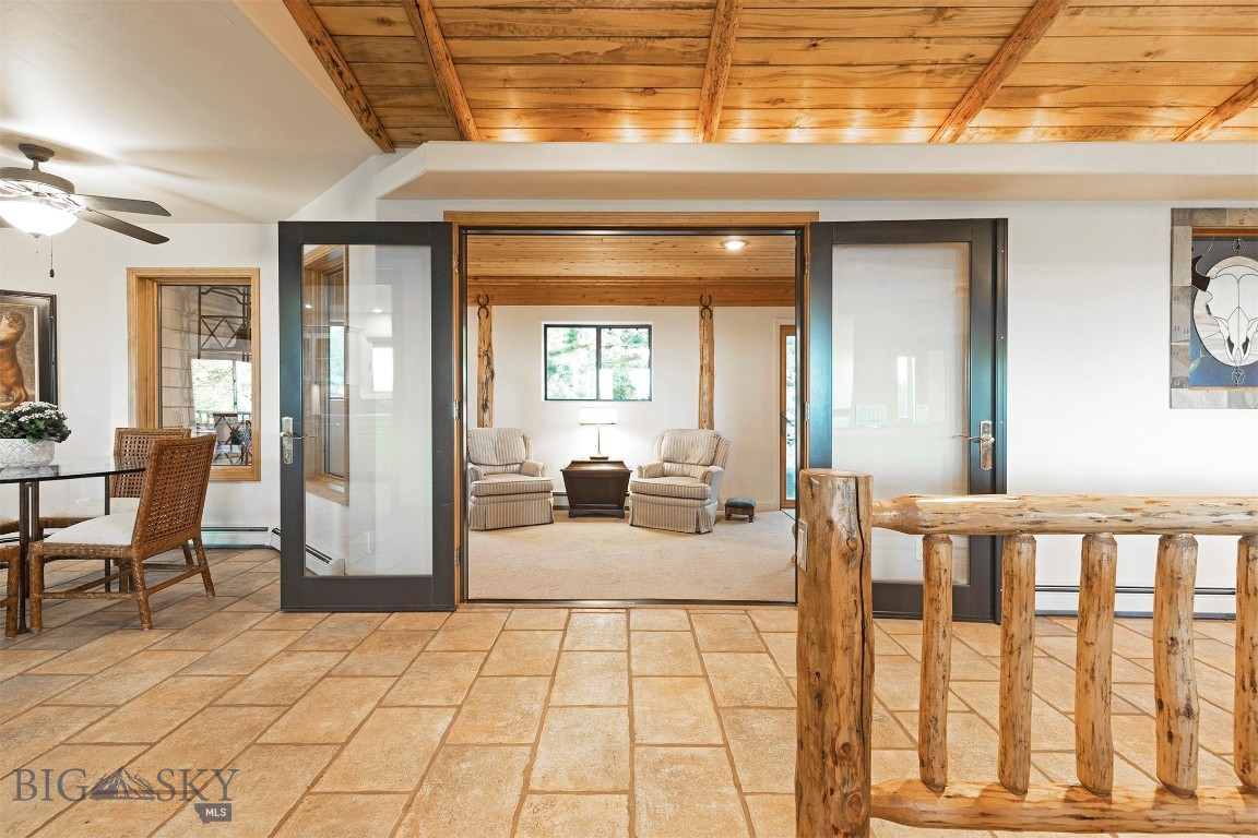 952 N Meadow Creek Rd