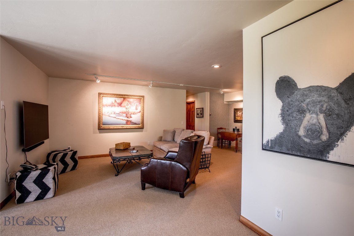 952 N Meadow Creek Rd