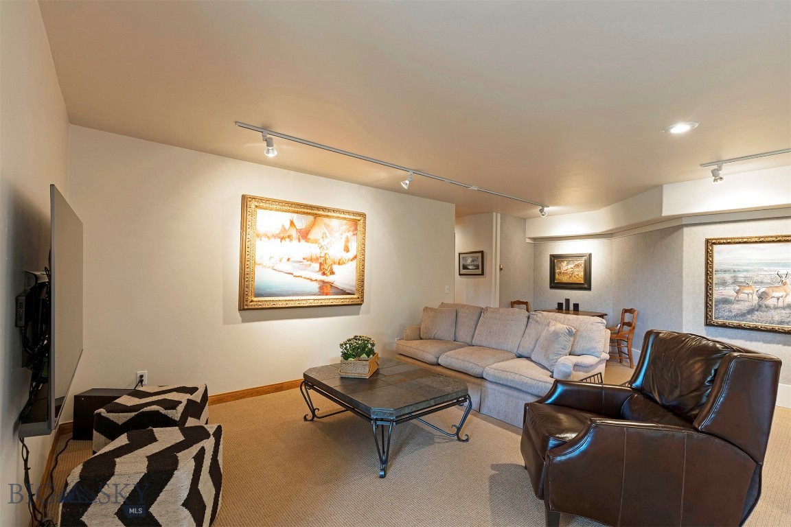 952 N Meadow Creek Rd