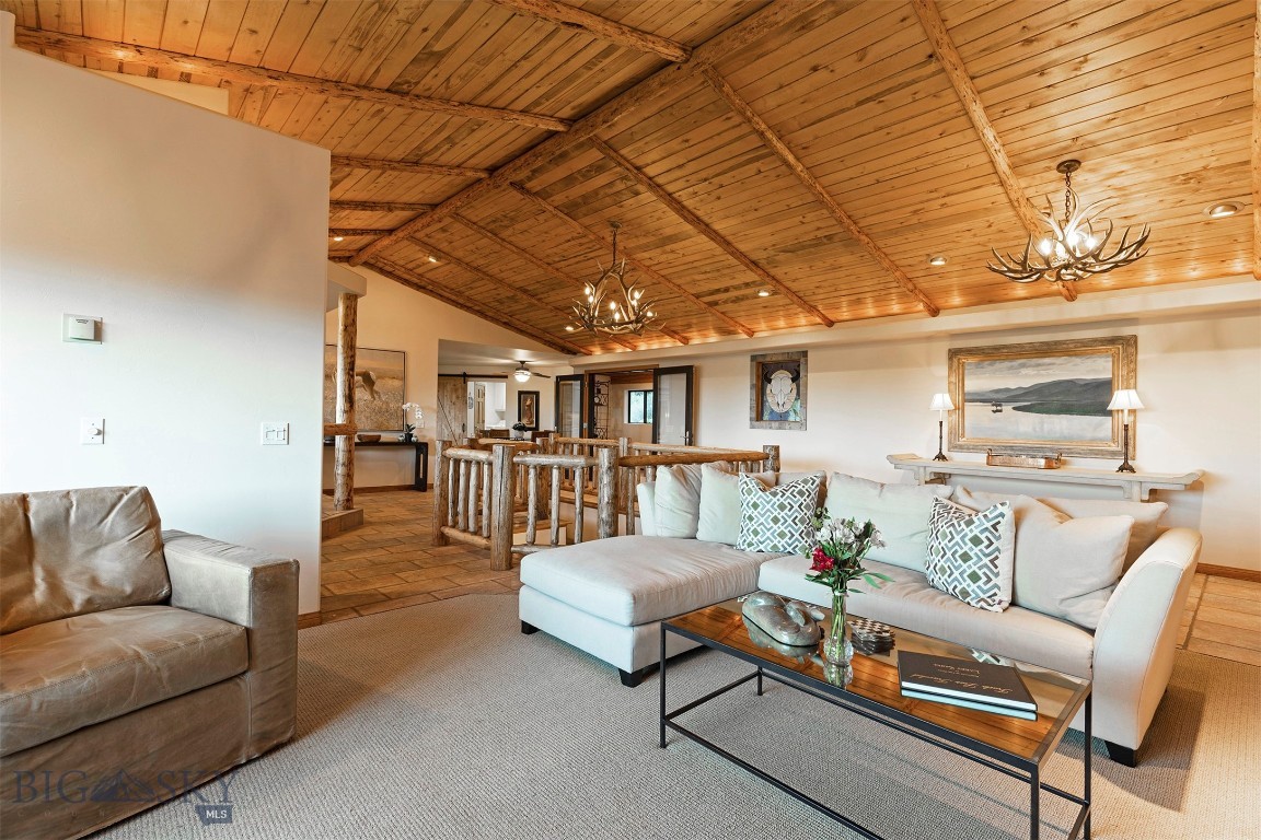 952 N Meadow Creek Rd