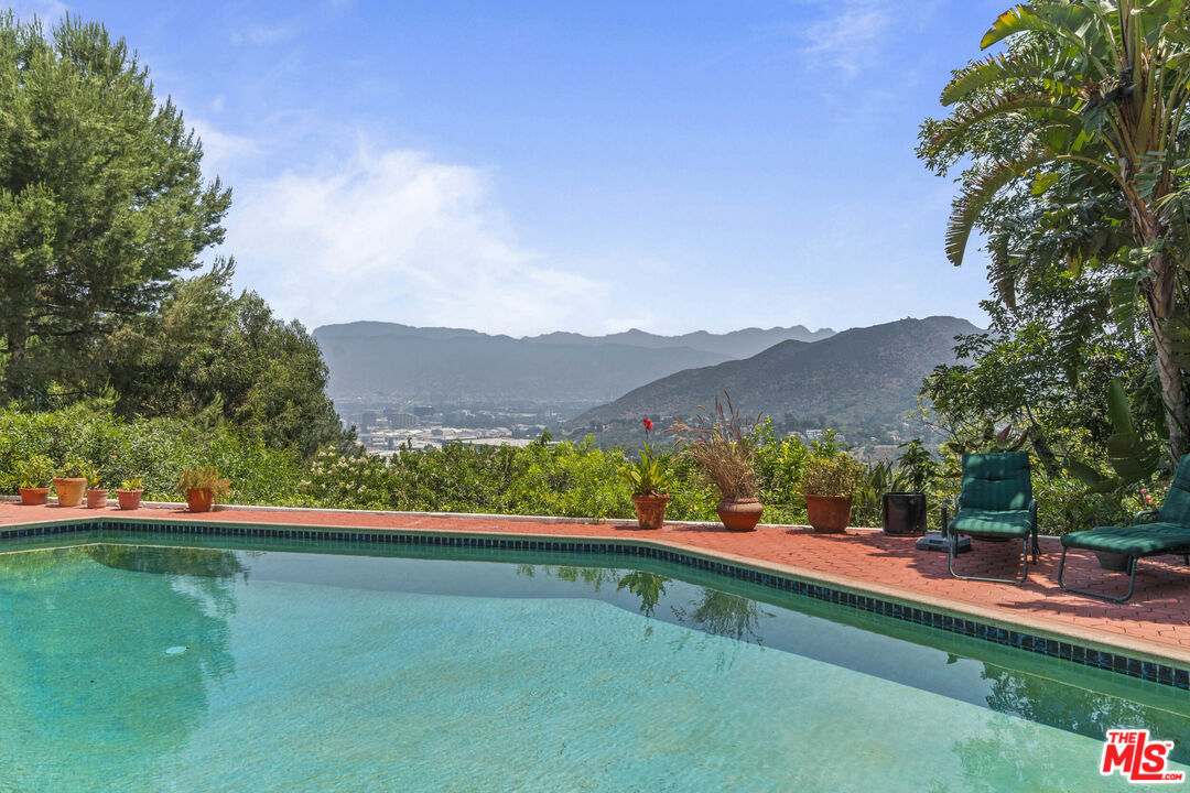 7555 Mulholland Dr