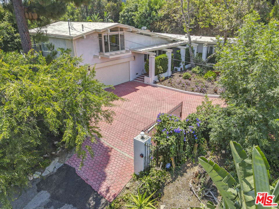 7555 Mulholland Dr