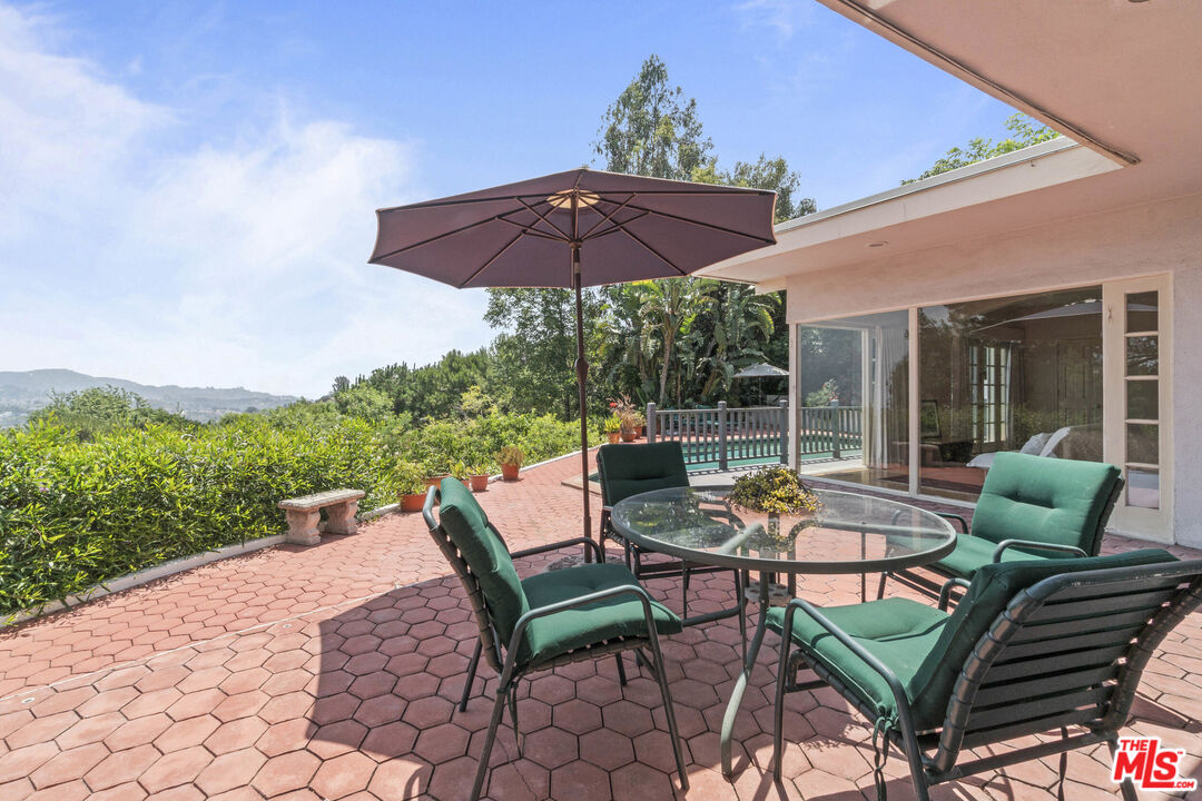 7555 Mulholland Dr
