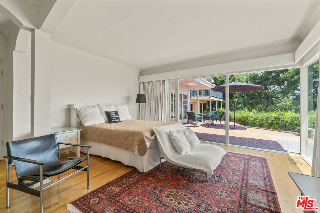 7555 Mulholland Dr