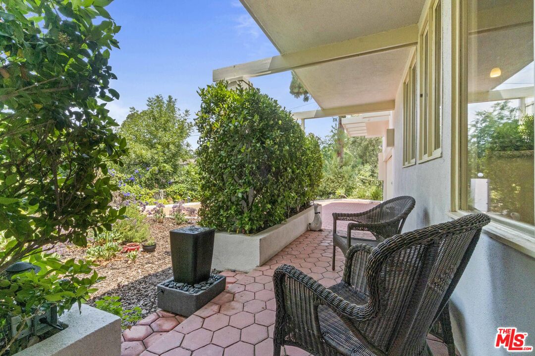 7555 Mulholland Dr