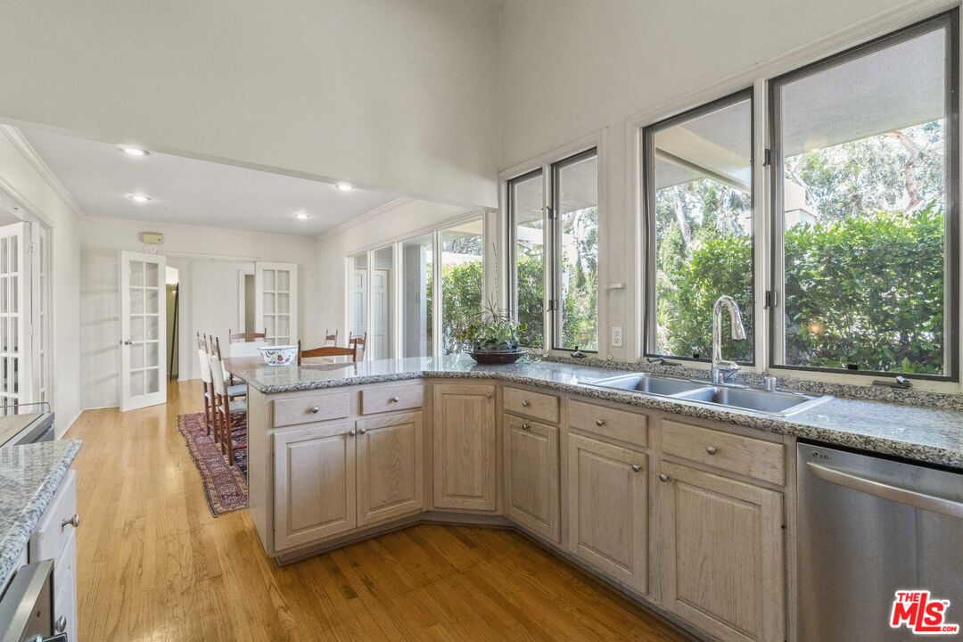 7555 Mulholland Dr