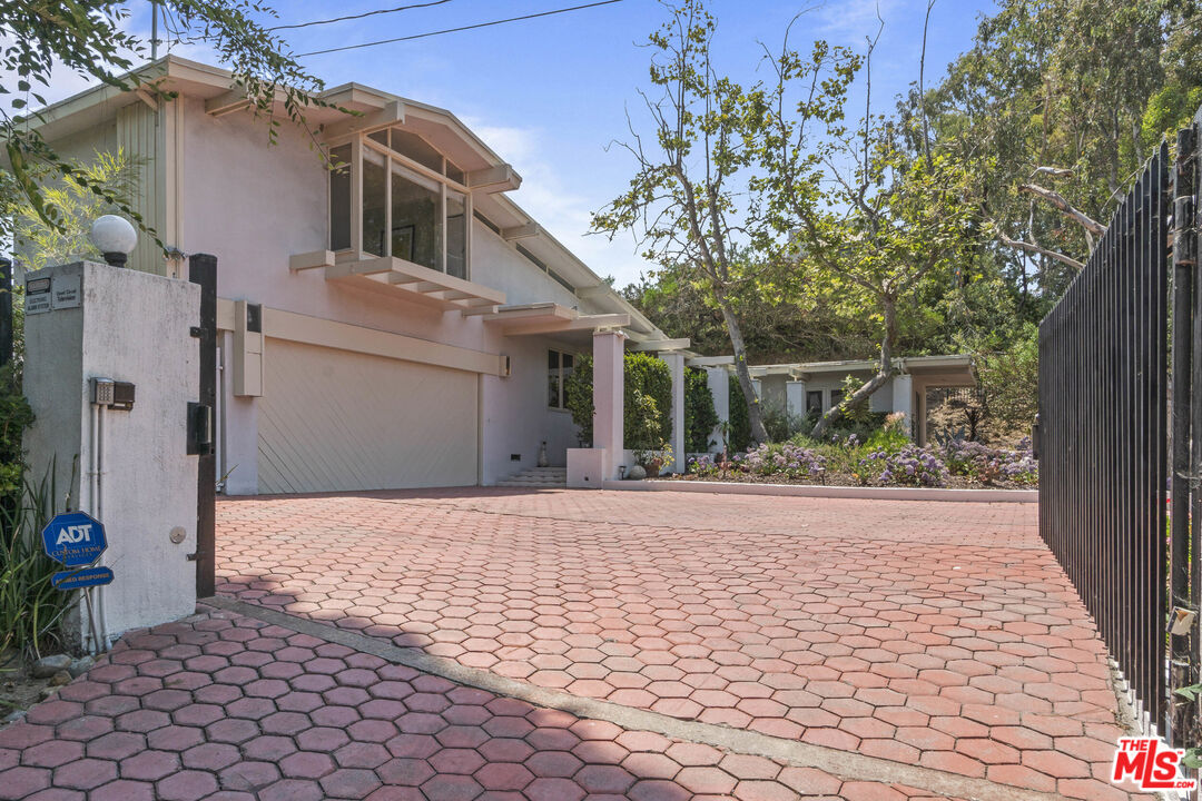 7555 Mulholland Dr