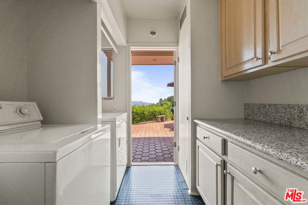 7555 Mulholland Dr