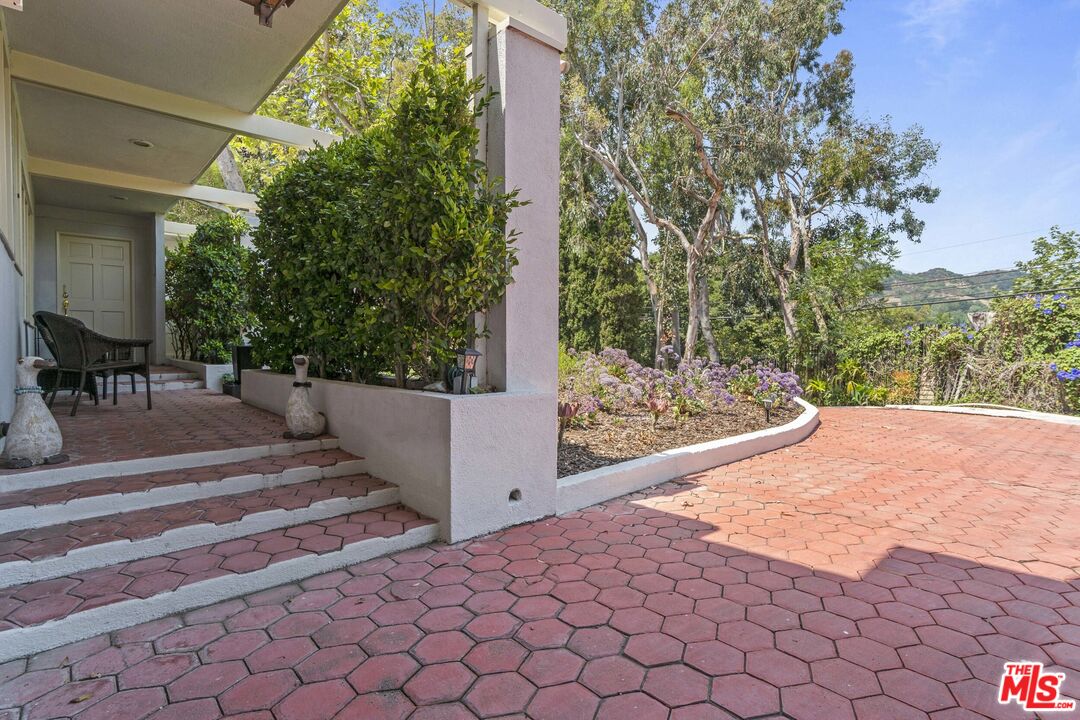 7555 Mulholland Dr