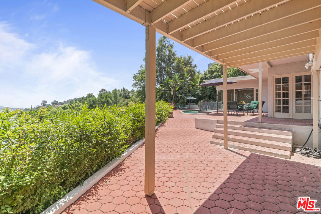 7555 Mulholland Dr