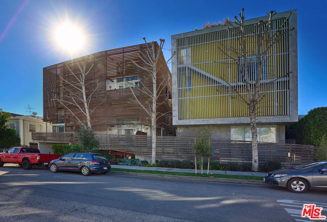 123 N KINGS RD Unit: 1