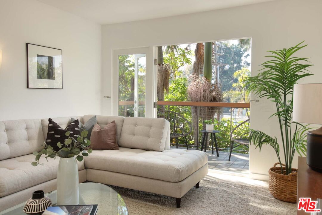330 S Barrington Ave Unit: 312