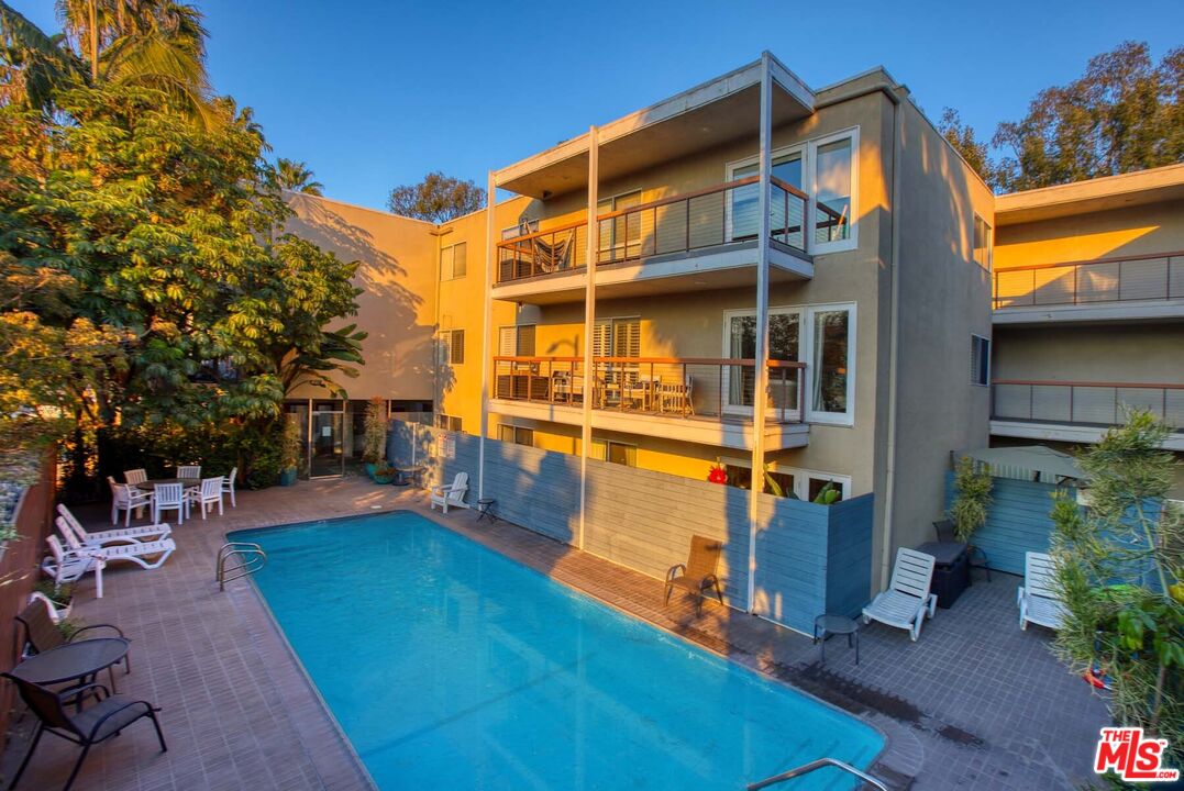 330 S Barrington Ave Unit: 312