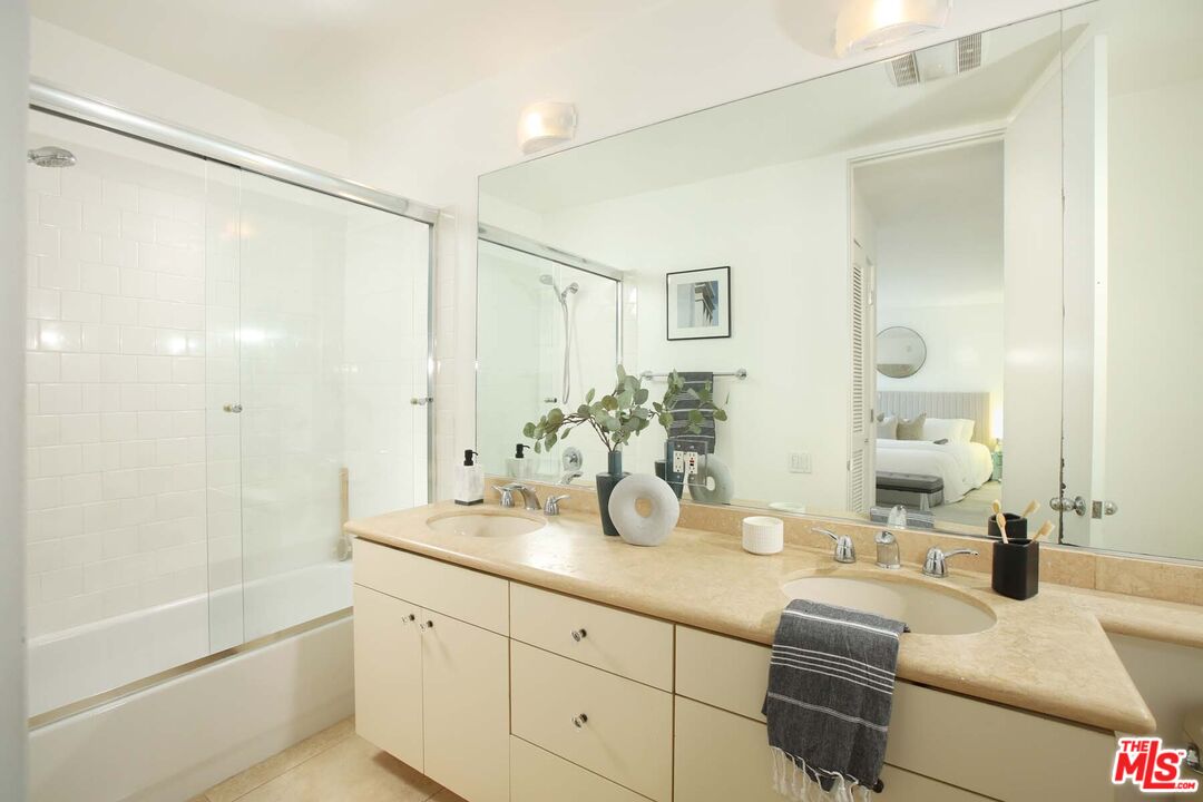 330 S Barrington Ave Unit: 312